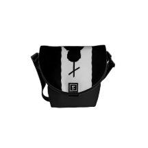 Croix silhouettée sur le mini sac de banlieusard d sacoche