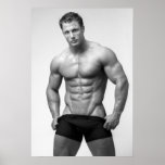 Culturiste montrant l'affiche d'ABS