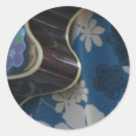 De akoestische Rand van de Gitaar tegen de Blauwe  Ronde Sticker