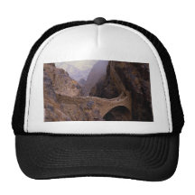 De Brug van Shahara, 9000 voetkloof, Yemen Trucker Pet