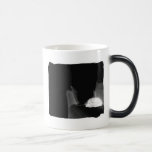 De Kat van de slaap op Bank - Negatieve B&W Koffie Beker