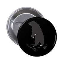 de schaatser draagt speldbuttons