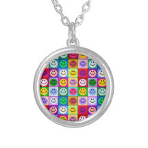 De vierkanten van het smileygezicht van de regenbo sieraden