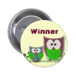 De winnaarontwerp van uilen speldbuttons