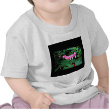 Défenseurs de la veuve et de l'orphelin. Fleurs ro T-shirts