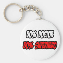 Demi de docteur… à moitié super héros porte-clés