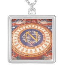 Detail van een deken met "N" van Napoleon I Ketting