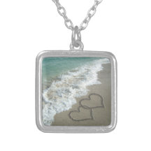 Deux coeurs de sable sur la plage pendentifs