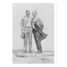 Deux hommes sur des roches carte postale