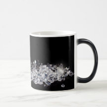 Diamants sur un arrière - plan noir avec l'espace  tasses