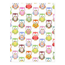 Différents motifs de coffre de hiboux colorés mous carte postale