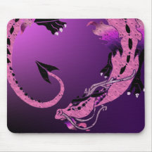 Dragon enroulé rose tapis de souris