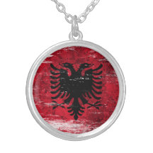 Drapeau albanais éraillé et porté collier