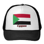 Drapeau du Soudan avec le nom dans le Russe Casquette