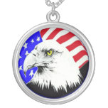 Eagle chauve et collier de drapeau américain
