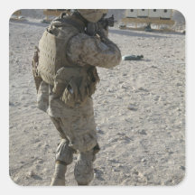 Een militair neemt zijn doel op het ontspruiten in vierkante sticker