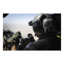 Een militair verstrekt veiligheid fotoafdrukken
