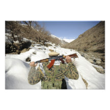 Een wacht Mujahadeen loopt met Militaire membe van Foto Kunst