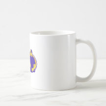 électricien branchant tenant la prise électrique tasse