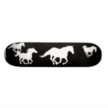 emballage des planches à roulettes de chevaux blan