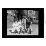 Enfants asiatiques montant les bicyclettes 1915 cartes de vœux