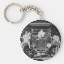 enfants des années 1920 sur la voiture porte-clé