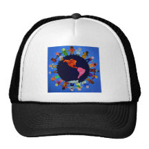 Enfants paisibles autour du chapeau du monde casquette