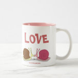 Escargots dans la tasse de café d'amour