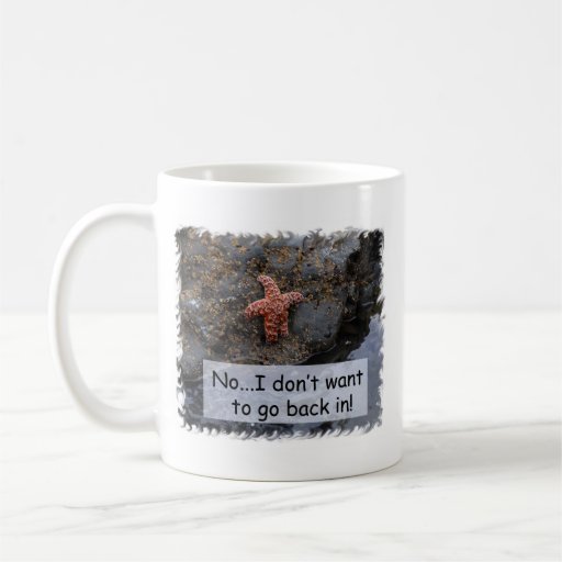 Étoiles de mer se tenant dessus pendant la chère v mug à café