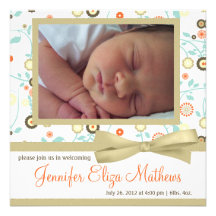Faire-part beige mignon de bébé de motif de fleur