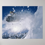 Faisant du surf des neiges à la station de vacance posters
