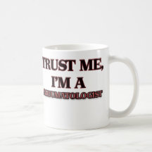 Faites confiance que je je suis UN RHUMATOLOGUE Mugs