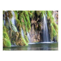 Falaise herbeuse avec la petite cascade bristols