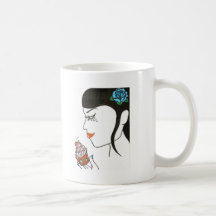 Femme avec le petit gâteau mugs