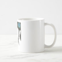 Femme avec le petit gâteau mugs