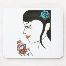 Femme avec le petit gâteau tapis de souris