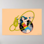 Femme de merveille avec le fond de ville affiches