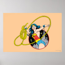 Femme de merveille avec le fond de ville affiches