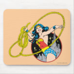Femme de merveille avec le fond de ville tapis de souris