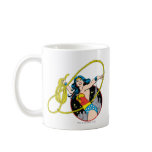 Femme de merveille avec le fond de ville tasses à café