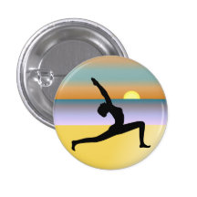 Femme de yoga de plage posant les boutons ronds de badge