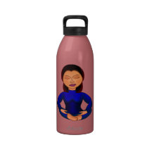 Femme méditante sur la bouteille d'eau