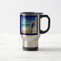 femme s'étendant sur la plage tasse à café