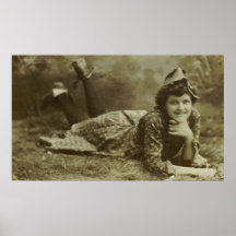 Femme s'étendant sur l'herbe posters