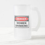 Femmes de danger buvant la tasse givrée