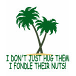 Femmes drôles de hugger d'arbre