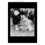 Fille alimentant le lapin de Pâques 1929 Cartes De Vœux