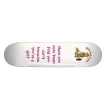 Fille blonde de sapeur-pompier planches à roulettes customisées
