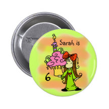 Fille customisée avec le bouton d'anniversaire de  badge avec épingle