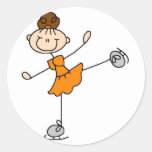 Fille dans l'autocollant orange de patineur de gla